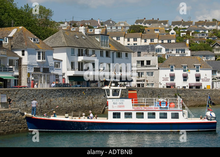 St Mawes porto viaggio sul fiume in barca e il Falmouth al traghetto Trelissick arriva a fronte di acqua su alta marea Foto Stock