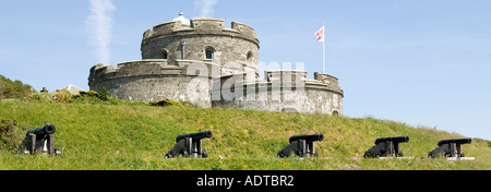 St Mawes castello bastioni rotondi & cannoni parte di artiglieria di Fort Henry VIII fortezze costiere Fal estuario della penisola di Roseland Cornwall Inghilterra REGNO UNITO Foto Stock