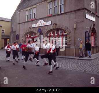 Morris ballerini Chirnside miscelati Morris Dance laterale al di fuori di un pub in Scozia a Kelso Regno Unito Foto Stock