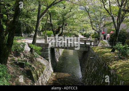 Tipico ponte attraversa il percorso storico della filosofia nella antica popolare Turistico città di Kyoto ad ovest di Kansai Giappone Asia Foto Stock
