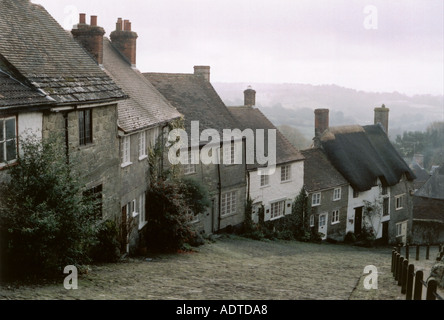 Foschia mattutina sulla Collina d'Oro Shaftesbury Dorset Inghilterra U K UK GB G B Gran Bretagna Europa Foto Stock