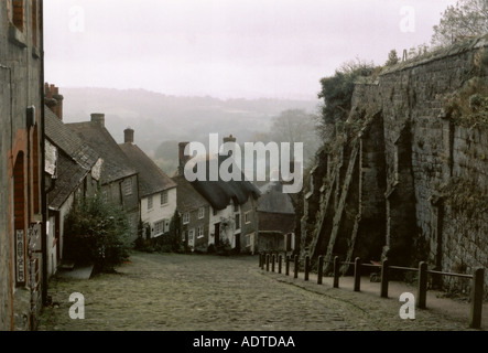 Foschia mattutina sulla Collina d'Oro Shaftesbury Dorset Inghilterra U K UK GB G B Gran Bretagna Europa Foto Stock