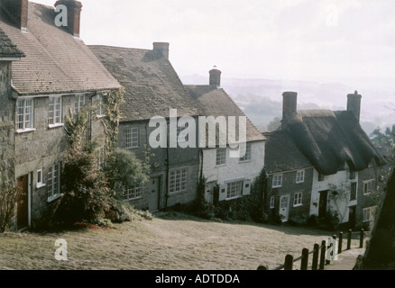 Foschia mattutina sulla Collina d'Oro Shaftesbury Dorset Inghilterra U K UK GB G B Gran Bretagna Europa Foto Stock