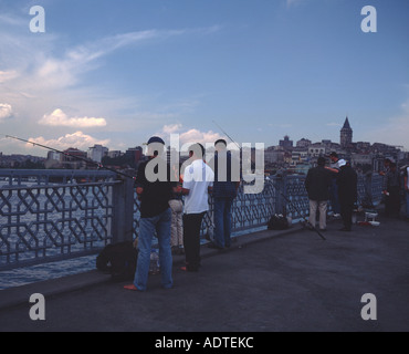 I pescatori sul Ponte di Galata Istanbul Turchia Foto Stock