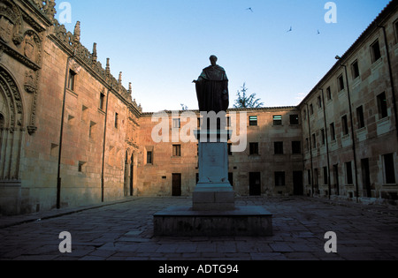 Salamanca Patio de las Escuelas Menores la statua di Fray Luis de Leon Foto Stock