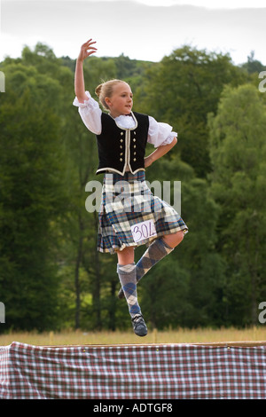 Scottish Highland Games ballerino, clan, costume, aspo, kilt, dancing, nazionale, plaid, gonna, cultura, celebrazione, gareggiando in Glengarry, Scotland, Regno Unito Foto Stock