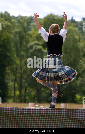 Scottish Highland Games ballerino, clan, costume, aspo, kilt, dancing, nazionale, plaid, gonna, cultura, celebrazione, gareggiando in Glengarry, Scotland, Regno Unito Foto Stock