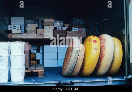 Francia Parigi supermercato formaggio intero rotondo in interno di camion di consegna furgone o camion in strada parigina. Consegne all'ingrosso di prodotti alimentari sul mercato Foto Stock