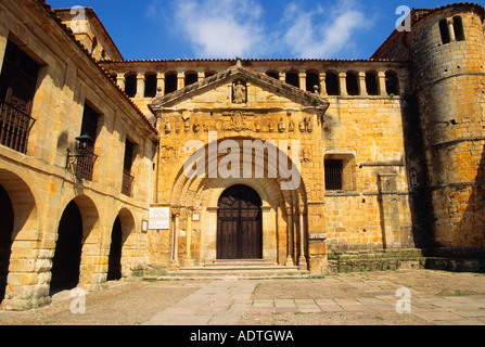 Spagna Santander Santa Juliana Collegiata Romanica Chiesa Santillana del Mar. Cantabria Paesi Baschi. Europa Foto Stock