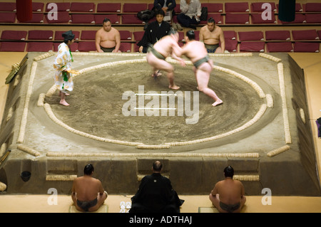 Lottatore di sumo competere Grand Taikai sumo wrestling Tournament Hall Kokugikan Stadium quartiere Ryogoku Tokyo Giappone Asia Foto Stock