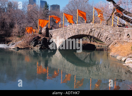 Stati Uniti New York New York City Central Park Gapstow Bridge i cancelli di Christo e Jean Claude un progetto terra Foto Stock