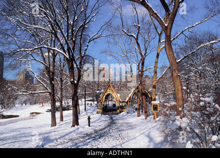 Il cottage vittoriano del Dairy Visitors Center a Central Park. Central Park Conservancy . Neve invernale. New York, Stati Uniti Foto Stock