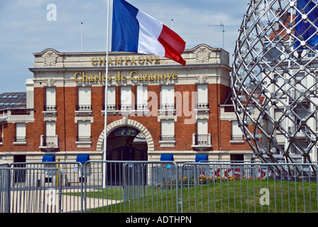 Reims France, Champagne Company Building in "Place de la Republique" "Charles de Cazanove" con bandiera francese, Vallée de la Marne Foto Stock