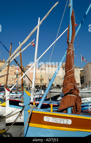 Barche colorate in Vieux Port St Tropez Francia Foto Stock