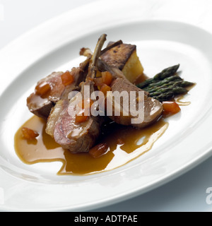 Costolette di agnello con patate e asparagi Foto Stock