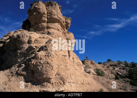 Paio di prendere una pausa mentre su una montagna in bicicletta nel deserto sud-ovest vicino a Santa Fe, New Mexico. Foto Stock
