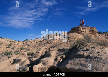 Paio di prendere una pausa mentre su una montagna in bicicletta nel deserto sud-ovest vicino a Santa Fe, New Mexico. Foto Stock