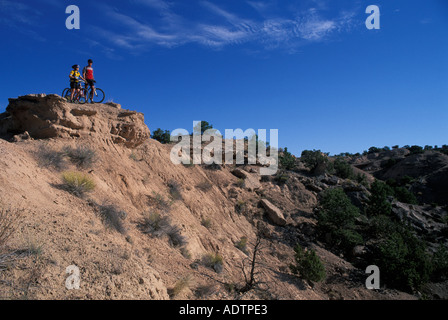 Paio di prendere una pausa mentre su una montagna in bicicletta nel deserto sud-ovest vicino a Santa Fe, New Mexico. Foto Stock