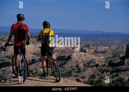 Paio di prendere una pausa mentre su una montagna in bicicletta nel deserto sud-ovest vicino a Santa Fe, New Mexico. Foto Stock