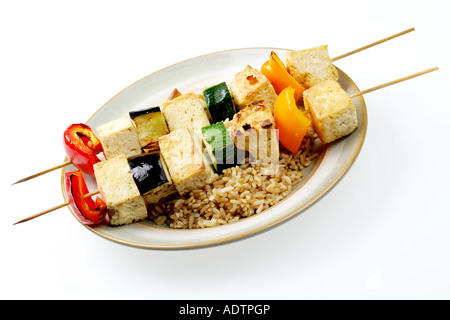 Fresco o grigliate barbecue vegetariano spiedini di tofu e verdure con riso Marrone isolata contro uno sfondo bianco con n. di persone Foto Stock