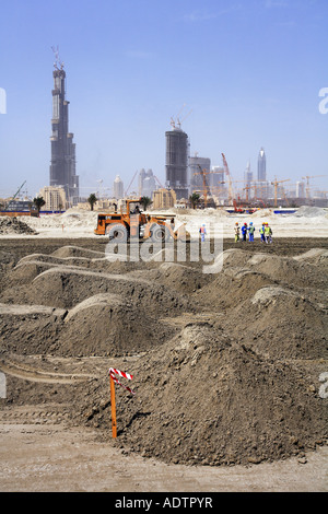 Sito in costruzione con torre Burj Dubai in background, Dubai Foto Stock