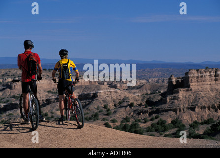 Paio di prendere una pausa mentre su una montagna in bicicletta nel deserto sud-ovest vicino a Santa Fe, New Mexico. Foto Stock