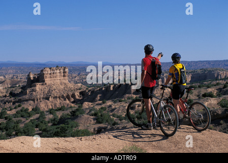 Paio di prendere una pausa mentre su una montagna in bicicletta nel deserto sud-ovest vicino a Santa Fe, New Mexico. Foto Stock