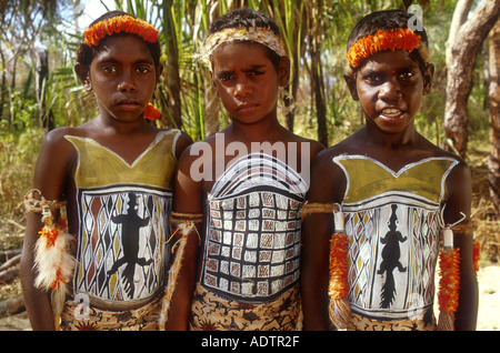 Yolngu Boy movie tre giovani ragazzi aborigeni ogni dipinto con la loro sacra di sognare per la loro cerimonia di iniziazione in virilità Foto Stock