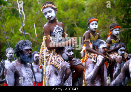 Yolngu Boy movie giovani ragazzi aborigeni dipinto con la sacra sognando di essere portati alla loro cerimonia di iniziazione di Arnhem Land Foto Stock