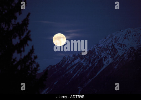 Full Moon Rising oltre le Alpi svizzere Foto Stock