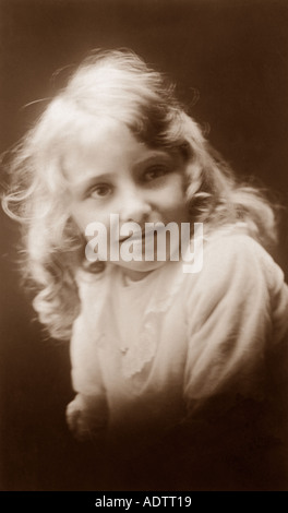 Ritratto di giovane ragazza con lunghi capelli biondi circa 1920 Foto Stock