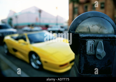High end veicolo parcheggiato in una strada di Los Angeles. Foto Stock
