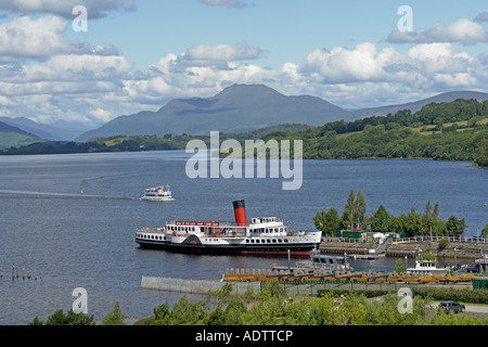 Battello a vapore cameriera del Loch ormeggiato a Loch Lomond Shores sul Loch Lomond con il nuovo scalo in primo piano Foto Stock