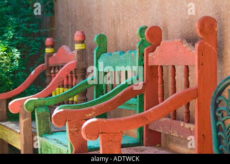 Colorate sedie in legno sul portico a Santa Fe New Mexico Foto Stock