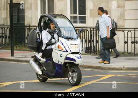 Un " commuter " su una moto a Londra, Regno Unito Foto Stock