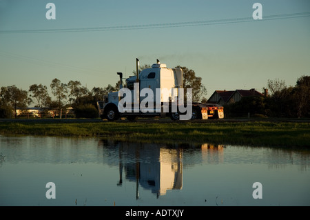 Un Western Star è riflessa in acqua stagnante come pilota sud verso Port Wakefield Road. Foto Stock