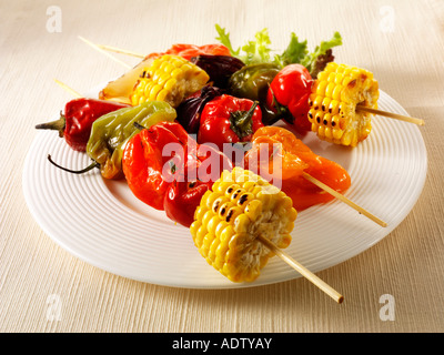 Barbecue spiedini vegetariani di mais dolce peperoni cipolle rosse Foto Stock