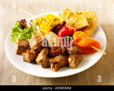 Barbecue di carne bovina biologica e spiedino di spiedini di verdure Foto Stock