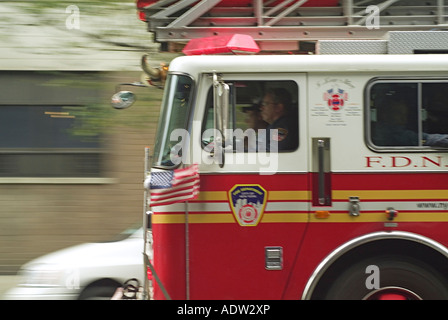 Rosso fuoco carrello e i vigili del fuoco di FDNY - Vigili del Fuoco di NY - racing nel traffico ad alta velocità - lo sfondo sfocato Foto Stock