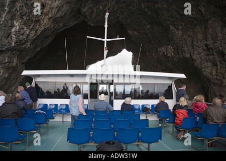 Gruppo di turisti sulla nave da crociera a 'Buco nella roccia' in Piercy Motukokako isola Baia delle Isole di Northland Isola del Nord New Zealan Foto Stock