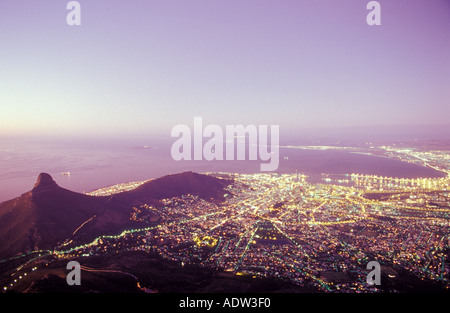 Table Bay e Robben Island di notte, sinistra Lions Head (669m) e Signal Hill (350m) da Table Mountain (1087), Capetown (Kaapst Foto Stock