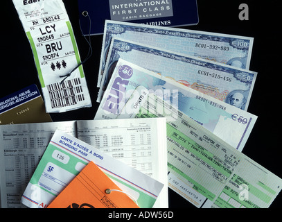 Cash passaporto, nascosto in un piccolo libro cassaforte Foto stock - Alamy