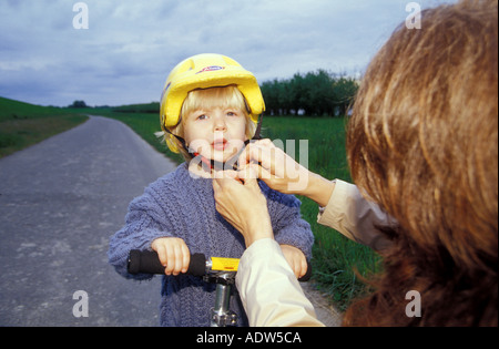 Madre figlio di regolazione's (3-5) ciclismo casco Foto Stock