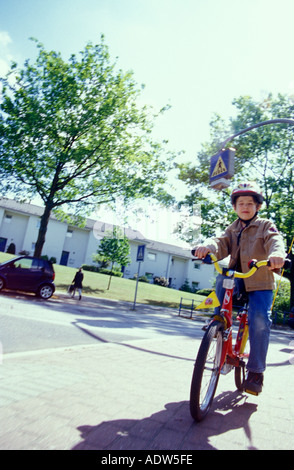 Ragazzo seduto sulla bicicletta Foto Stock