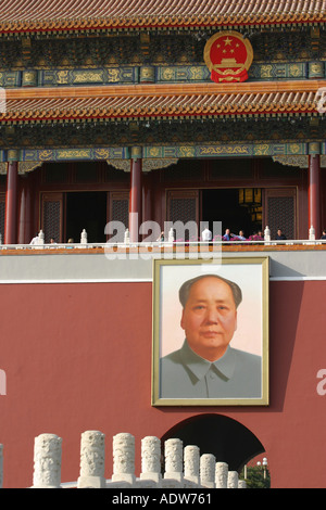 Presidente nido massiccio ritratto appeso a parete al di sopra di un ingresso della Porta della Pace Celeste piazza Tiananmen Pechino CINA Foto Stock