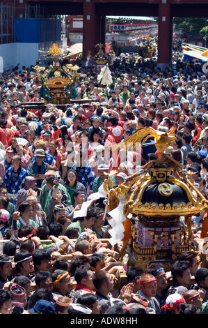 Mikoshi santuario portatile degli dèi parade folle di persone Sanja Matsuri Festival presso il tempio Sensoji di Asakusa Asakusa Jinja Tokyo Foto Stock