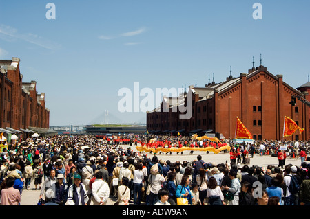 Gruppo di drago cinese ballerini in processione Akarenga Red Brick Warehouse Foto Stock