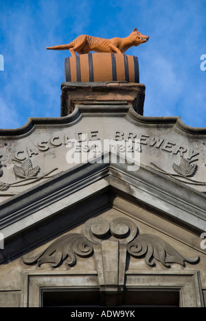 Gli ex uffici della vecchia Cascade Brewery a Collins Street Hobart, Tasmania, con l'emblema di un tilacina su una botte di birra Foto Stock