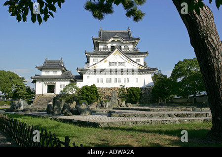 Kishiwada Jo castello incorniciato da un albero Kishiwada city Osaka in Giappone Asia Foto Stock