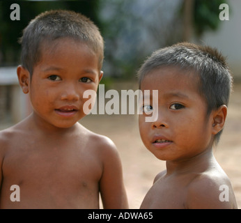 Due giovani poveri maliziosa curiosità amichevole curiosi carino cambogiano nativo ragazzi giocare in strada in Siem Reap Cambogia Asia Foto Stock